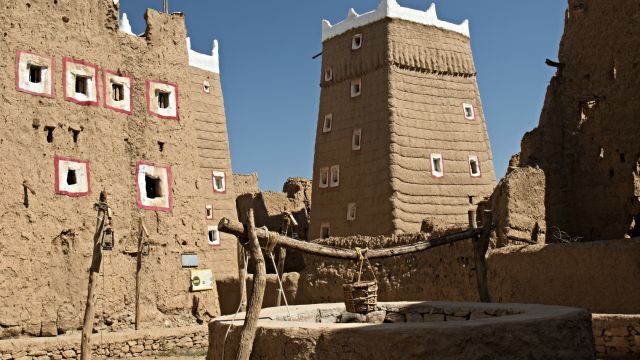Das unbewohnt Dorf Dhahran Al Janub ist ganz aus ungebrannten Ziegeln gebaut