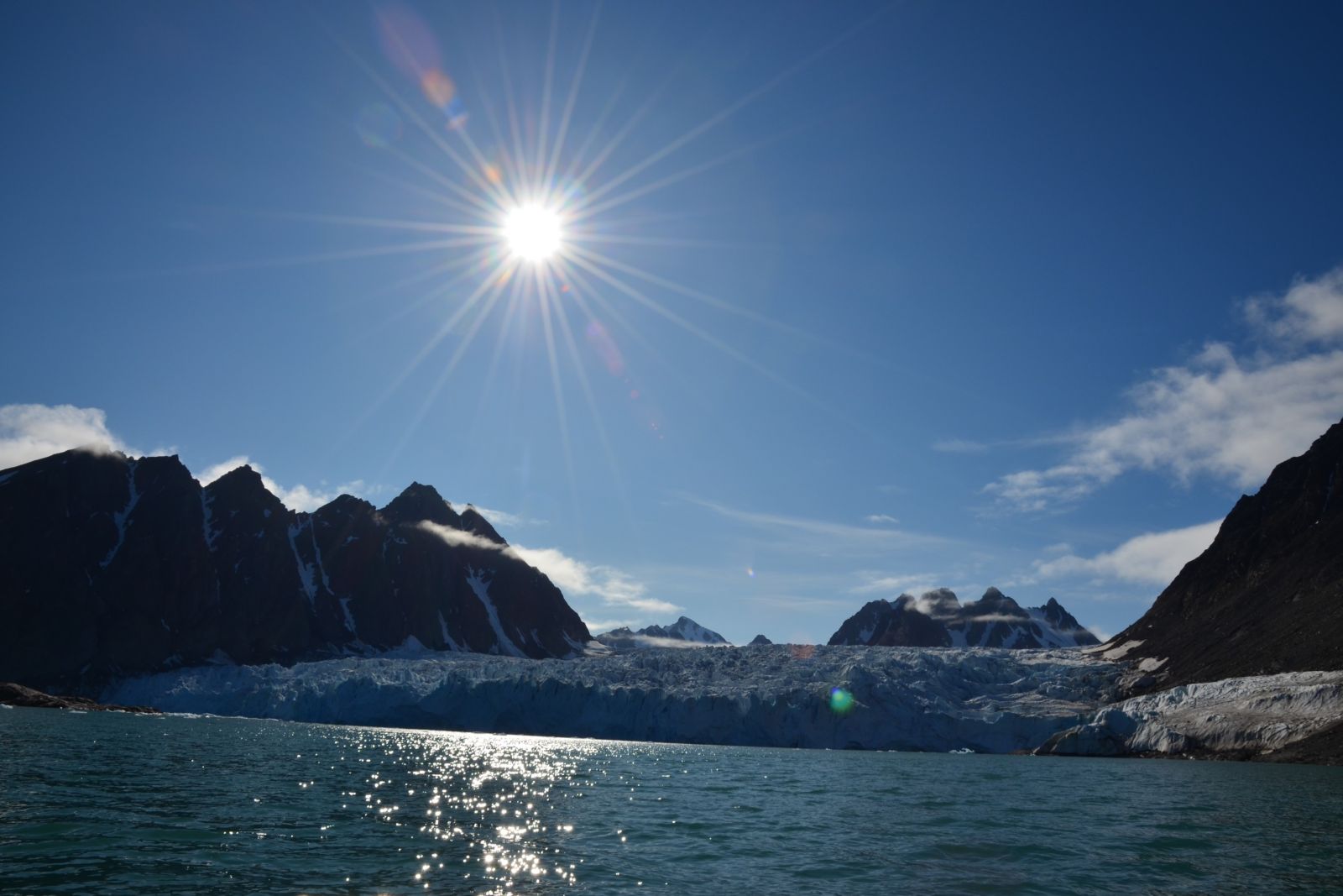 Küste Spitzbergens in strahlendem Sonnenschein