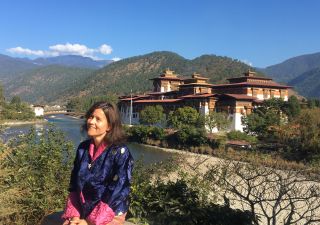 Sandra Marcon in Bhutan am Punakha Dzong