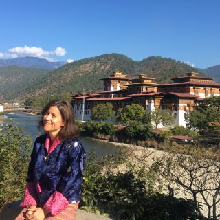 Sandra Marcon in Bhutan am Punakha Dzong