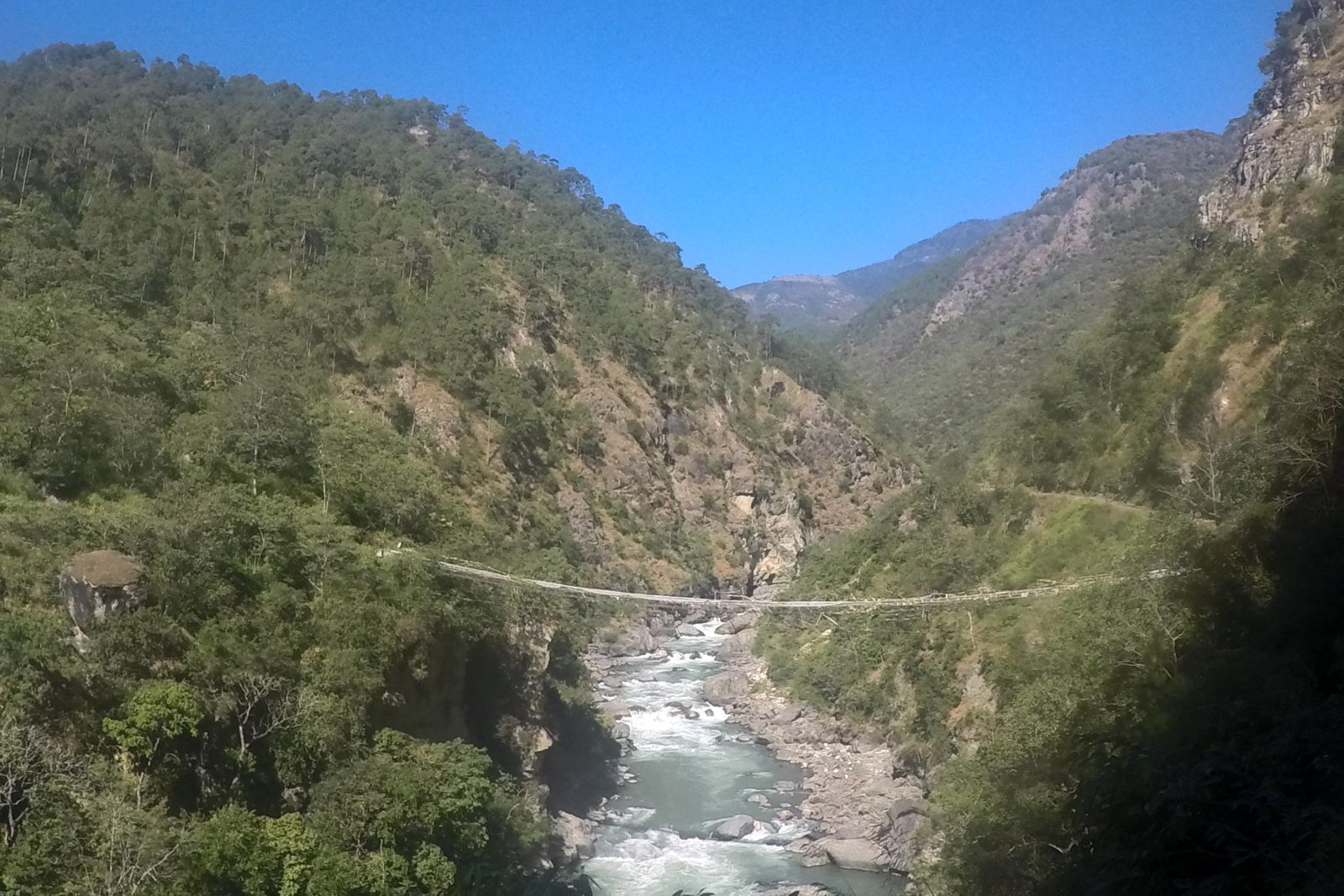 Tosender Fluss im Lhuntse-Tal in Bhutan