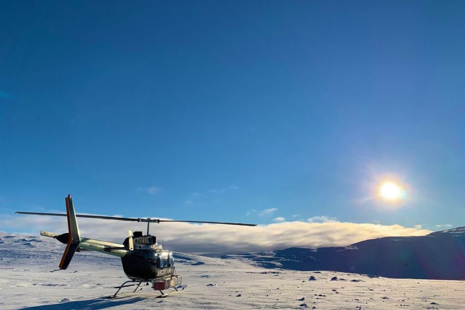 Helikopterflug im Winter übers schwedische Fjäll