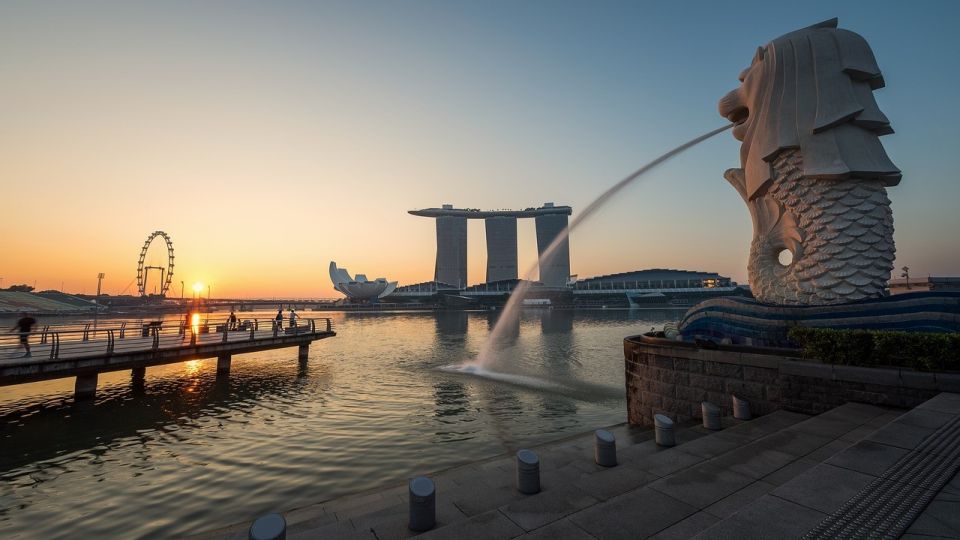 Sonnenuntergang in Singapur mit der Merlion-Statue, dem Marina Bay Sands und dem Singapore Flyer