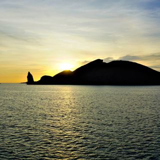 Sonnenaufgang über der Insel Bartolome