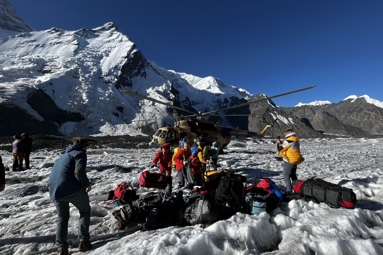 Landung Helikopter Mi8, Basecamp Inyltschek-Gletscher