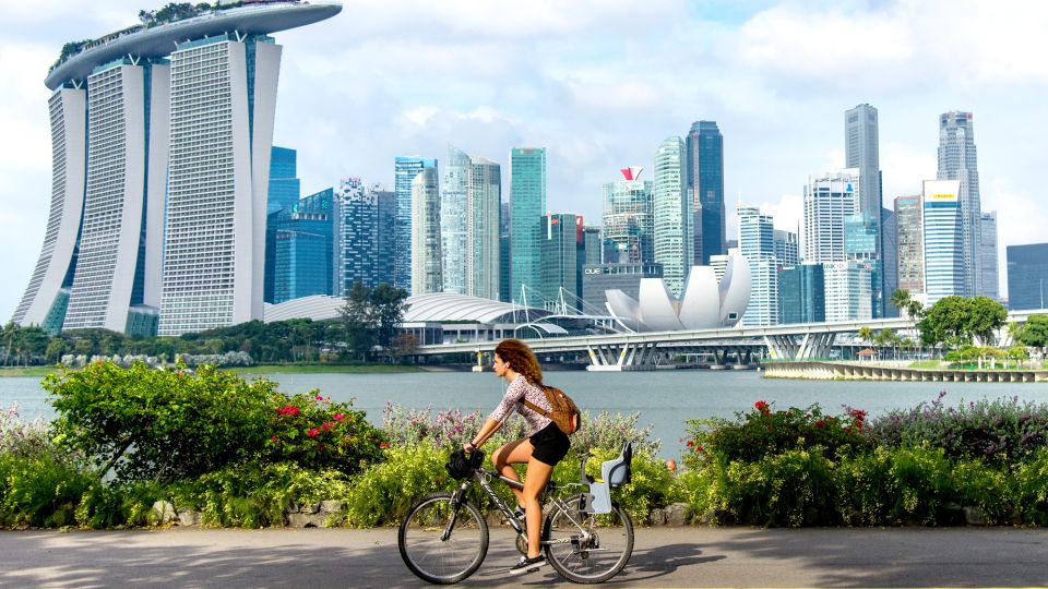 Fahrradtour in Singapur mit Blick auf die Skyline
