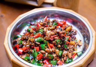 Exzellentes Chili Hühnchen an Singapurs Garküchen