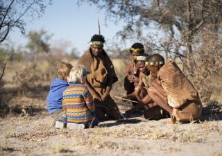 Auf Spaziergang mit den Buschmännern der Kalahari