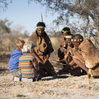Auf Spaziergang mit den Buschmännern der Kalahari