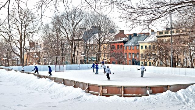 Freizeit-Eishockeyspieler mitten in der Altstadt von Quebec City