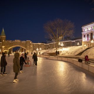 Eislaufen vor historischer Kulisse in Quebe City