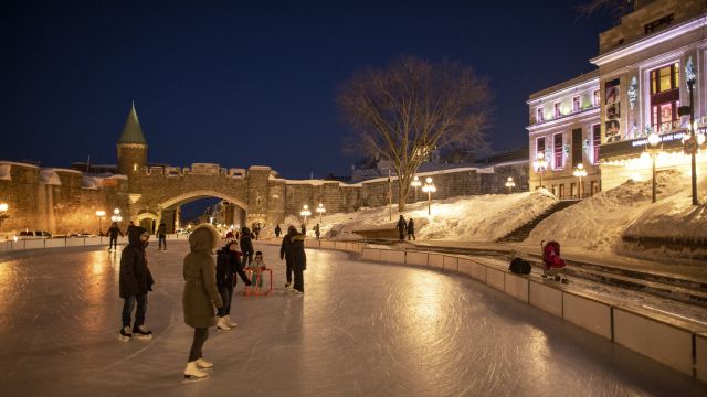 Eislaufen vor historischer Kulisse in Quebe City
