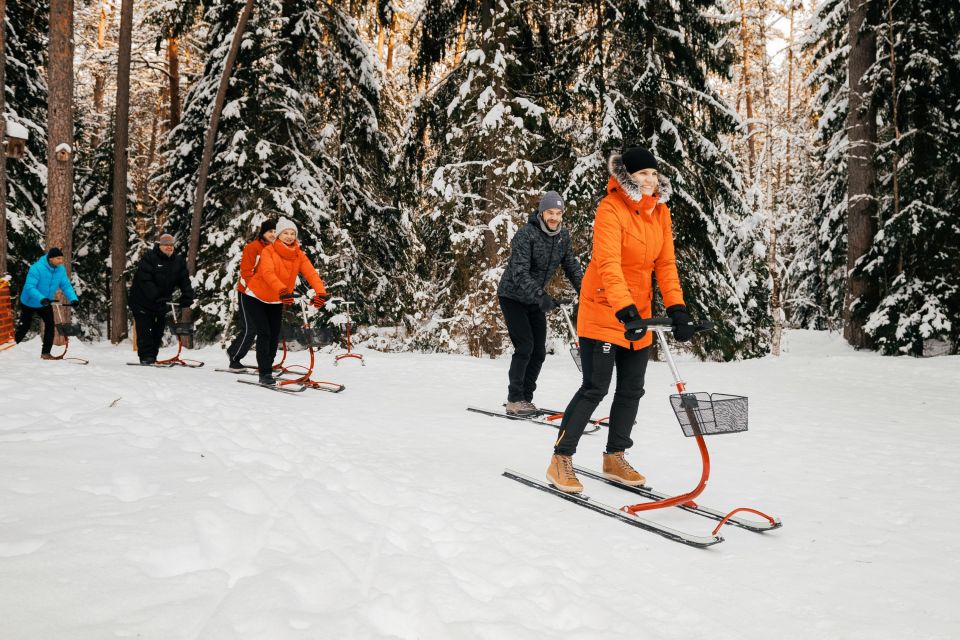 Tretschlitten fahren im Winterwald