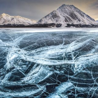 Die Natur als Künstler – Eis am Kluane Lake