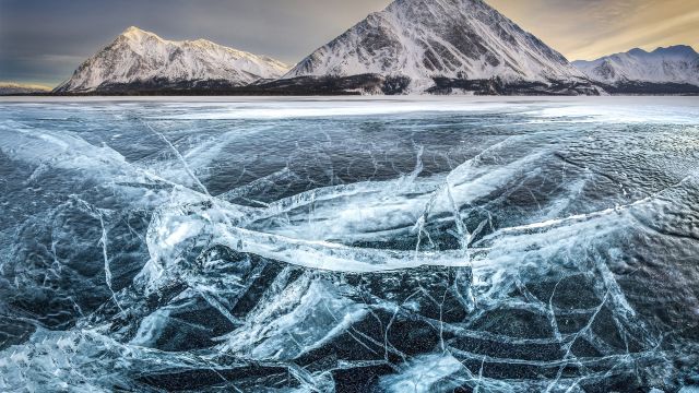 Die Natur als Künstler – Eis am Kluane Lake