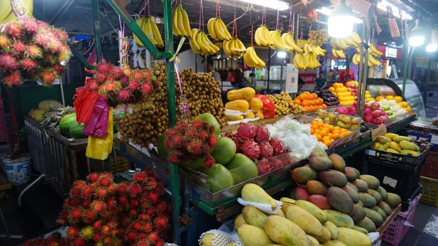 Exotische Früchte auf einem Markt auf Borneo