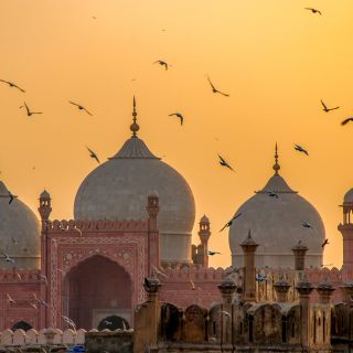 Faszinierender Blick auf die Badshahi-Moschee bei Sonnenuntergang