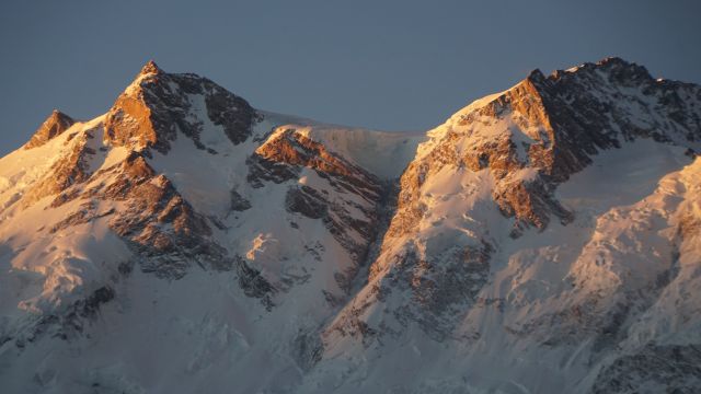 Raikhot Peak, Silbersattel und Nordgipfel des Nanga Parbat im Morgenlicht.