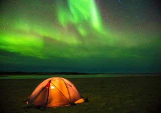 Zelten unter Nordlichtern in Nunavik