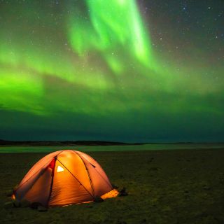 Zelten unter Nordlichtern in Nunavik