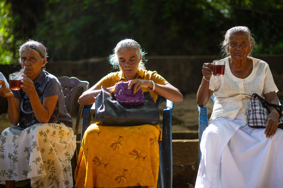 Damen beim Teetrinken in Sri Lanka
