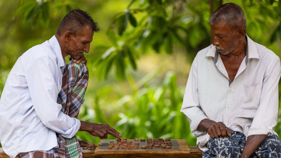 Einheimische beim Schach spielen in Sri Lanka