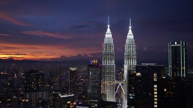 Sonnenuntergang mit Blick auf die Petronas Twin Towers in Kuala Lumpur