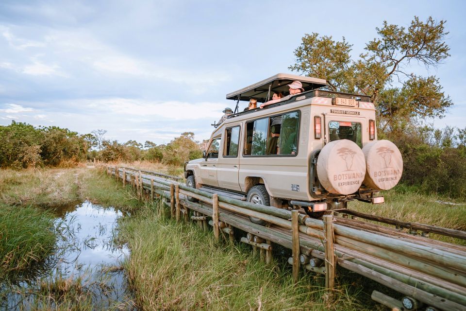Safarifahrzeug von Botswana Experience auf einer Brücke im Moremi-Wildreservat