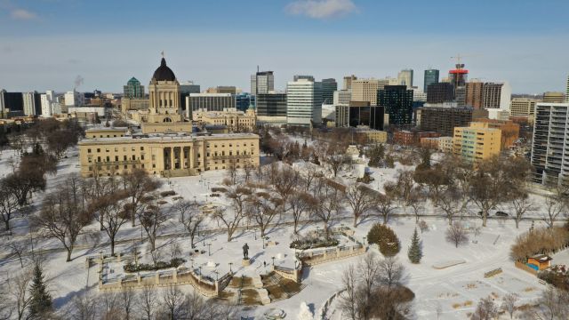 Winnipeg im Winter – Blick auf das Regierungsgebäude und Downtown