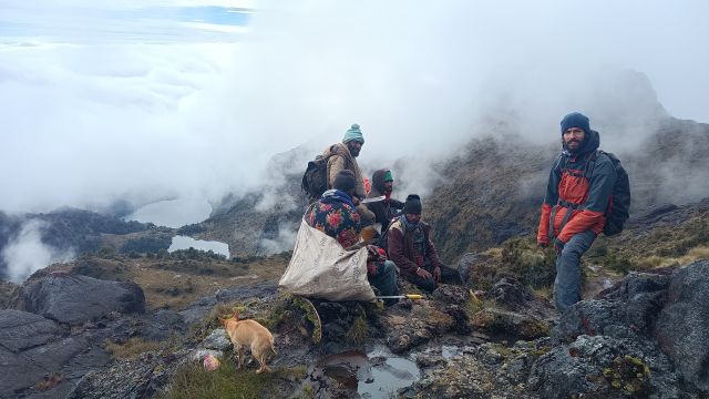 Team im Camp 2 beim Papua Trekking