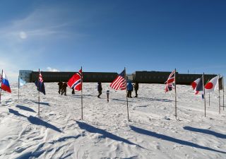 Flaggen am Südpol