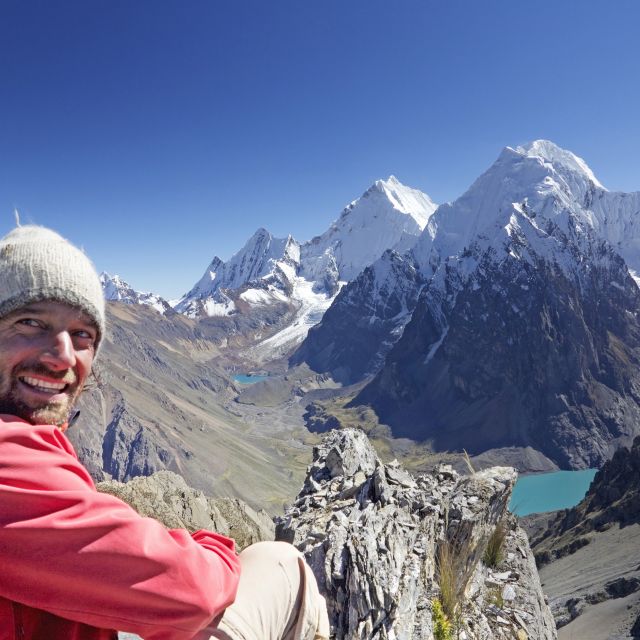 Blick auf die Cordillera Huayhuash mit DIAMIR-Reiseleiter Marcus Gempp