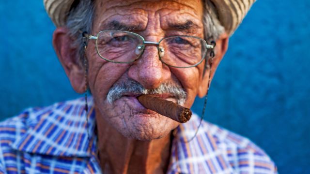 Alter Mann mit Zigarre