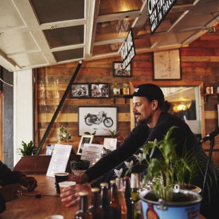 Auf einen Drink im Wheelies Motorcycles &amp; Cafe, Victoria