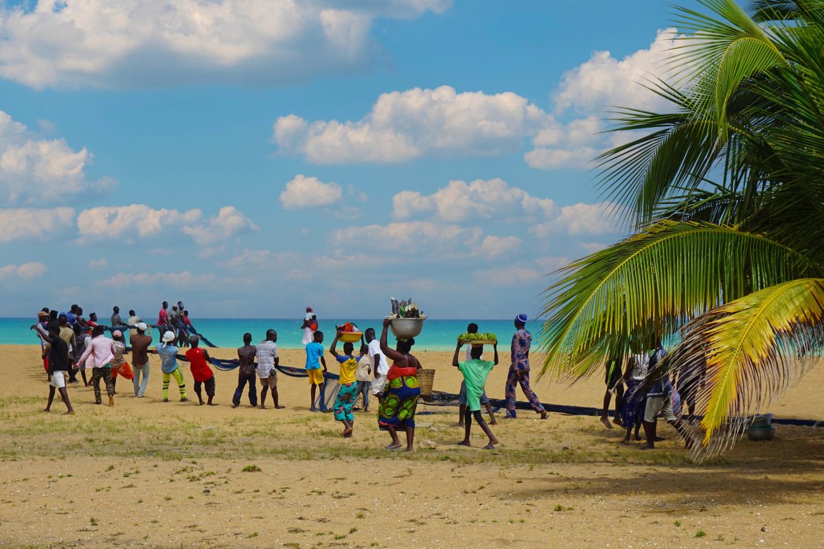 Teamwork: Fischer fangen Netze am Strand von Togo ein.