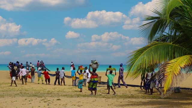 Teamwork: Fischer holen Netze am Strand von Togo ein.