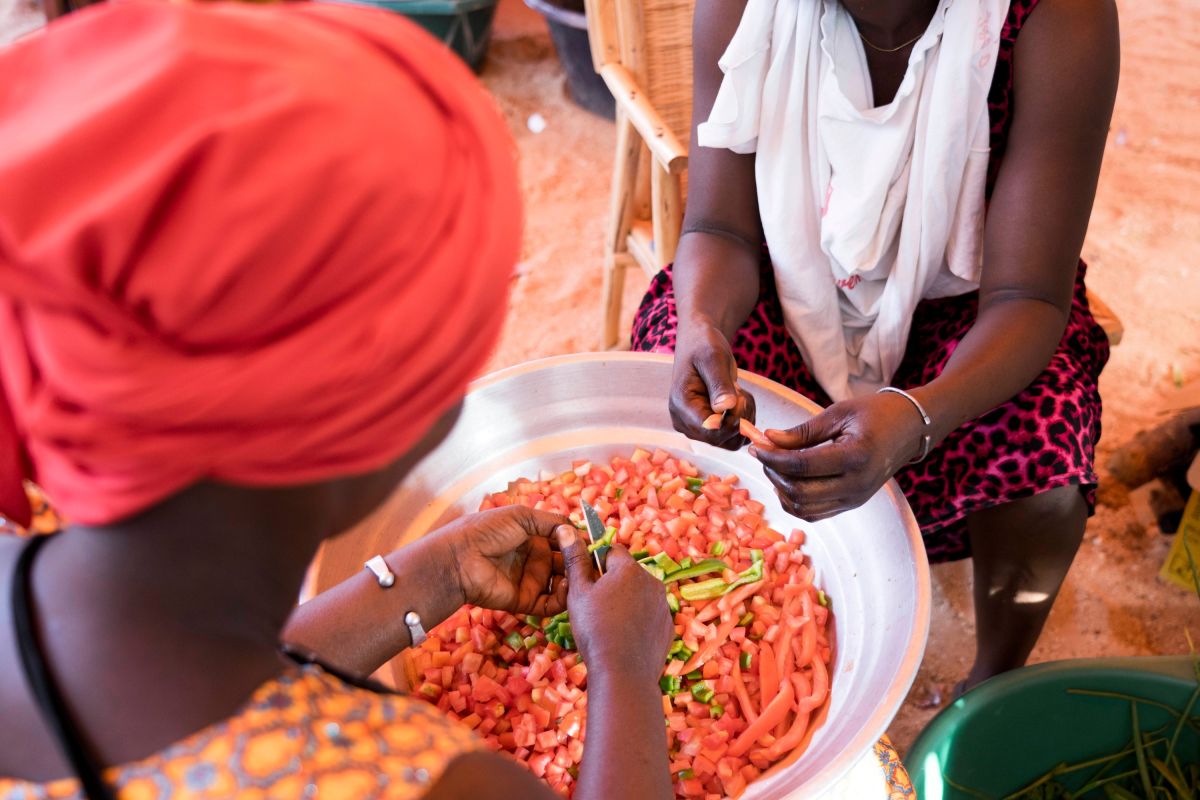 Senegaleische Frauen bereiten traditionelles Essen vor.