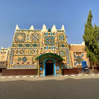 Farbenprächtig erstrahlt der Palast des Emirs