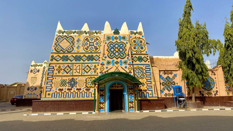 Farbenprächtig erstrahlt der Palast des Emirs