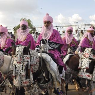 Junge Reiter auf ihren geschmückten Pferden zum Durbar Festival