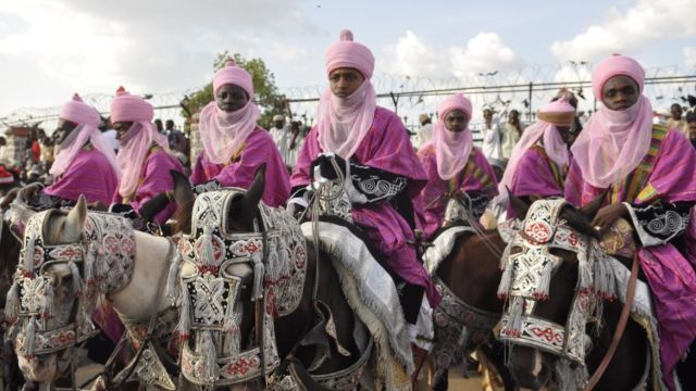 Junge Reiter auf ihren geschmückten Pferden zum Durbar Festival