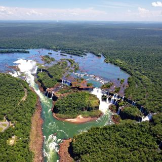 Die Iguazu-Wasserfälle aus der Luft
