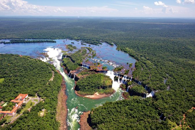 Die Iguazu-Wasserfälle aus der Luft © Diamir