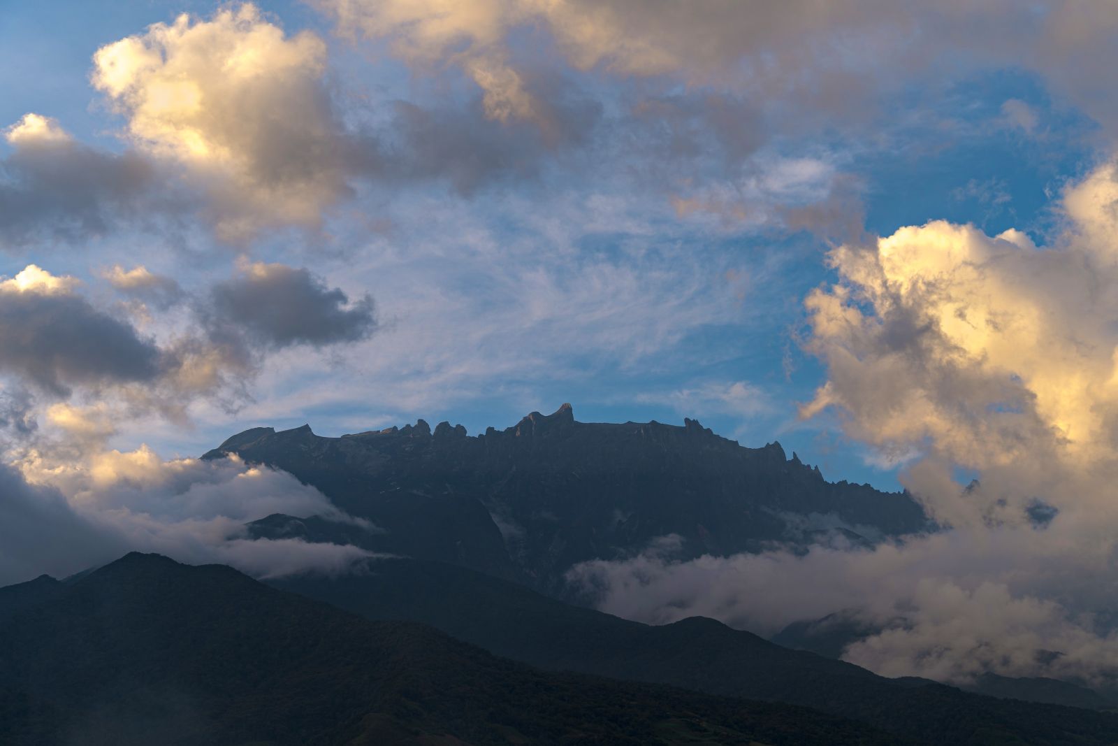Blick auf den Mt. Kinabalu auf Borneo