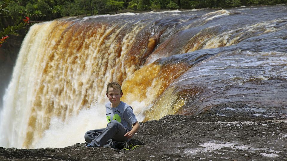 Kind am Kaieteur Wasserfall Guyana