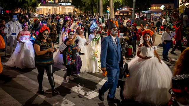 Die Straßen Mexikos füllen sich abends mit zahlreichen Paraden und Zuschauern