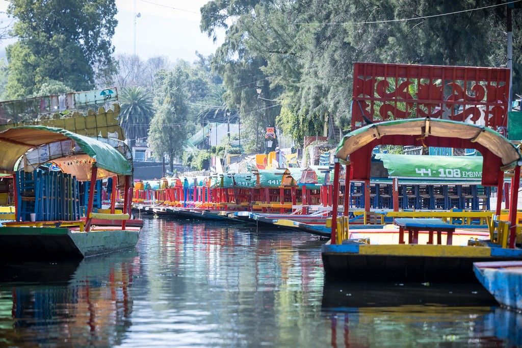Auf den Kanälen von Xochimilco in Mexiko-Stadt bewegt man sich per Boot fort