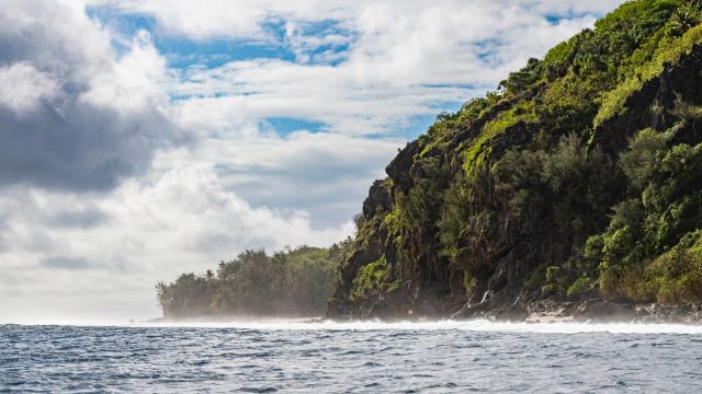 Austral-Inseln: Steilküste von Rurutu