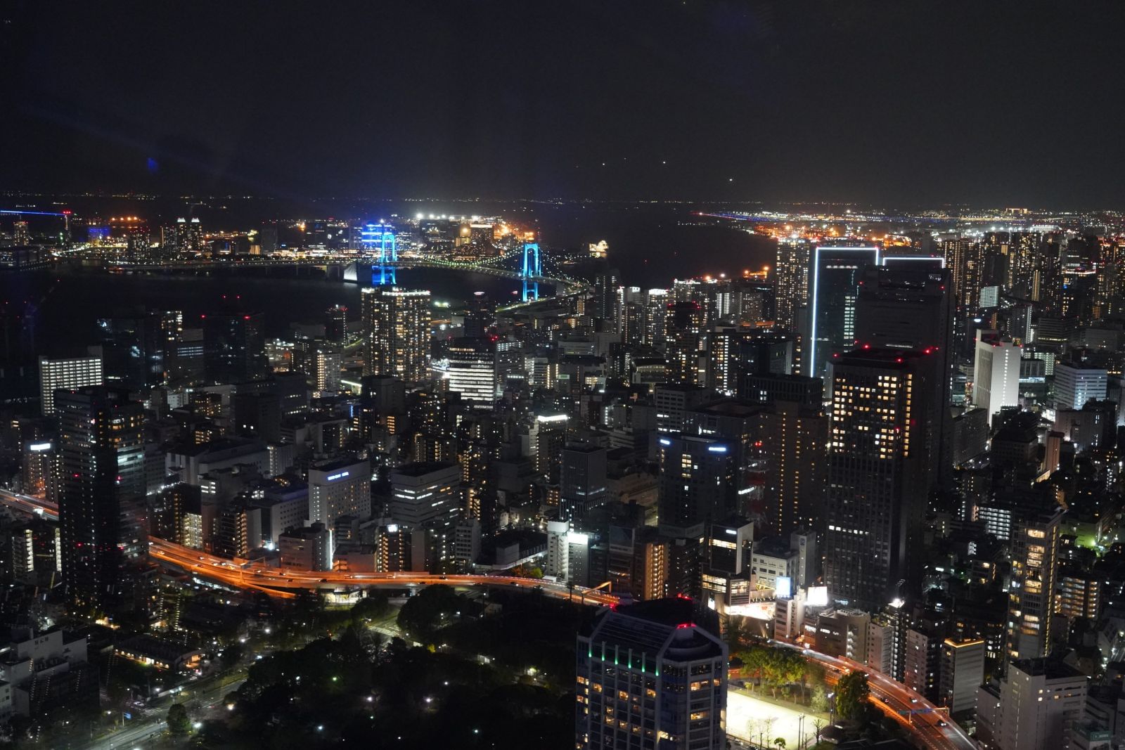 Ein Blick auf die Skyline und die Bucht Tokios bei Nacht vom Tokio Tower