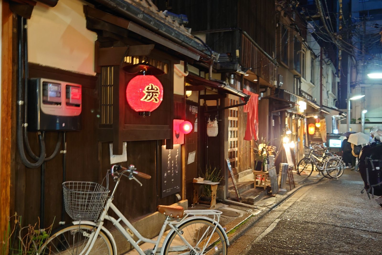 Lampion-beleuchtete Straße in Kyoto